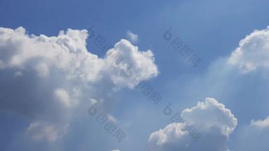 <strong>延时摄影</strong>运动蓬松的毛茸茸的白色云蓝色的天空背景